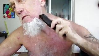 Golię brodę i nadużywam mojej dziury przed orgazmem na ogolone włosy