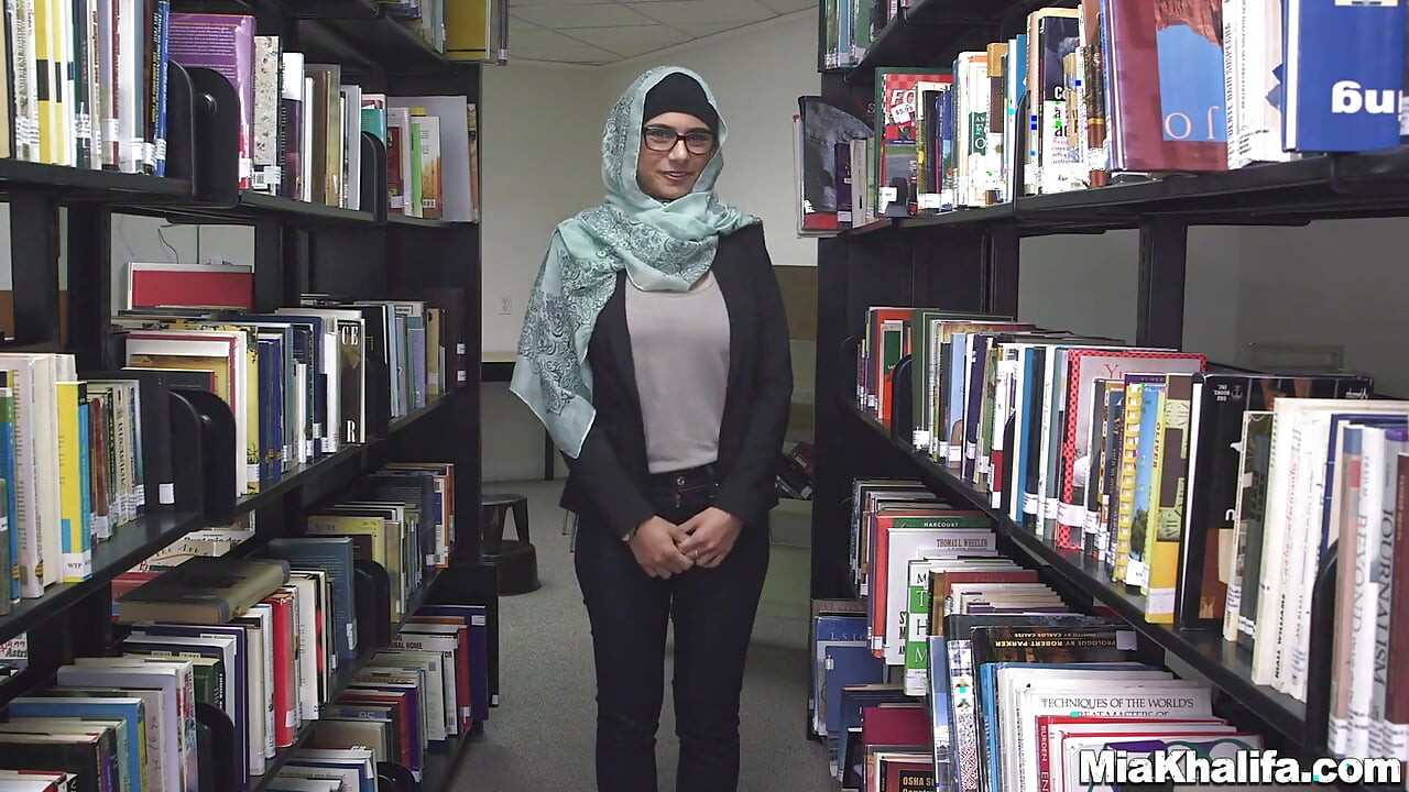 Mia Khalifa - Mia cu țâțe mari are parte de o pulă mare în bibliotecă