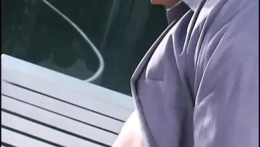 Sarışın orta yaşlı seksi kadın güneş yatağında güzel sikişiyor ve sonra yüzünün her yerine boşalıyor