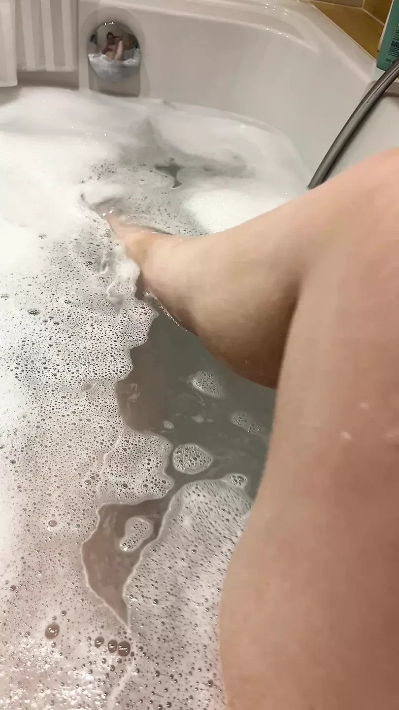 Disfruto empapando mis piernas sexy en la bañera