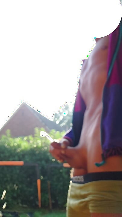 Ang unang ihi ng payat na lalaki sa umaga ay nagsimula sa tamod. Gusto mo bang sumipsip ng titi ko?