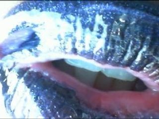 Mistress Onyx - schwarzer Lippenstift-Fetisch, Kaugummi kauen