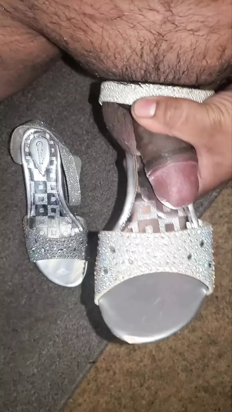 Compré tacones brillantes en el mercado de Facebook