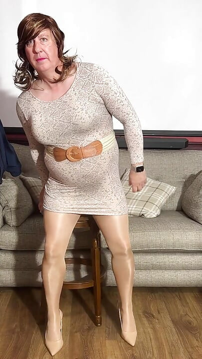 Maricas Crossdresser em meia-calça bronzeada usando sua varinha mágica