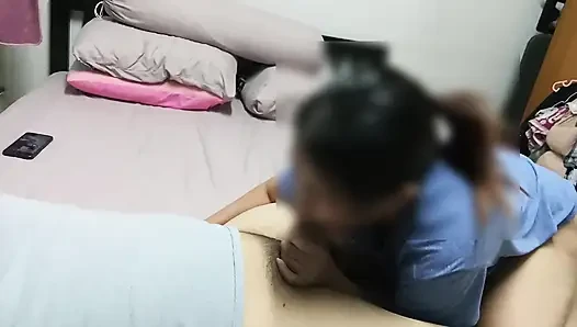 Она очень хорошо делает минеты.