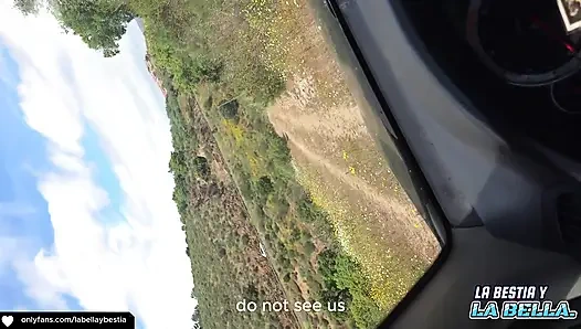 Я трахаю мою коллегу в машине, я заполняю ее ступни спермой в домашнем любительском видео