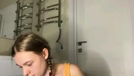 Süße bbw jucielussie hart mit vibrator im badezimmer gefickt