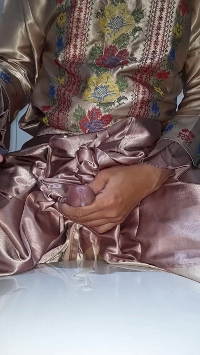 Crossdresser αυνανίζεται φορώντας σατέν σετ | Κλιπ 2