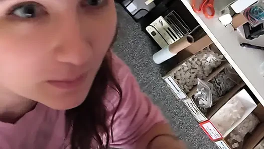 Merayu rekan kerjaku yang sudah menikah tepat di tempat kerja...