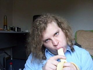 Sissy děvka dělá kouření s banánem