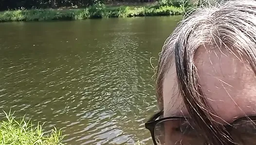 Nymeria Malfoy pinkelt am fluss