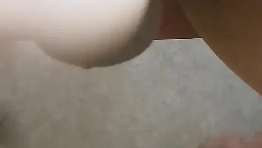 Sissy, bir topu kırma seansından sonra boşalıyor