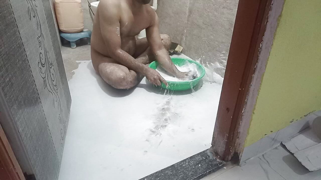 Nanga hokar denting painting chal rahi hai