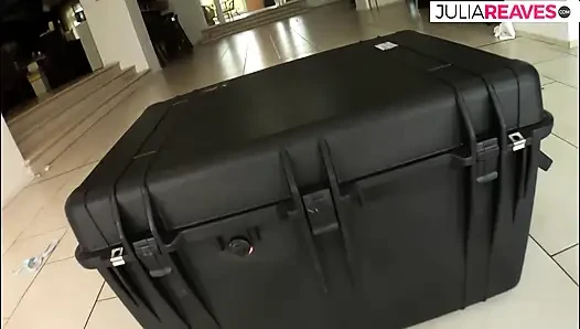 Ateşli kız her iki delikten iki büyük yarakla sikiliyor