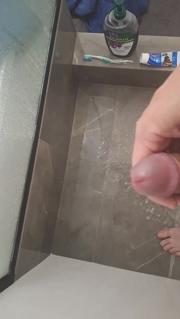 Première vidéo...... Pisse sous la douche