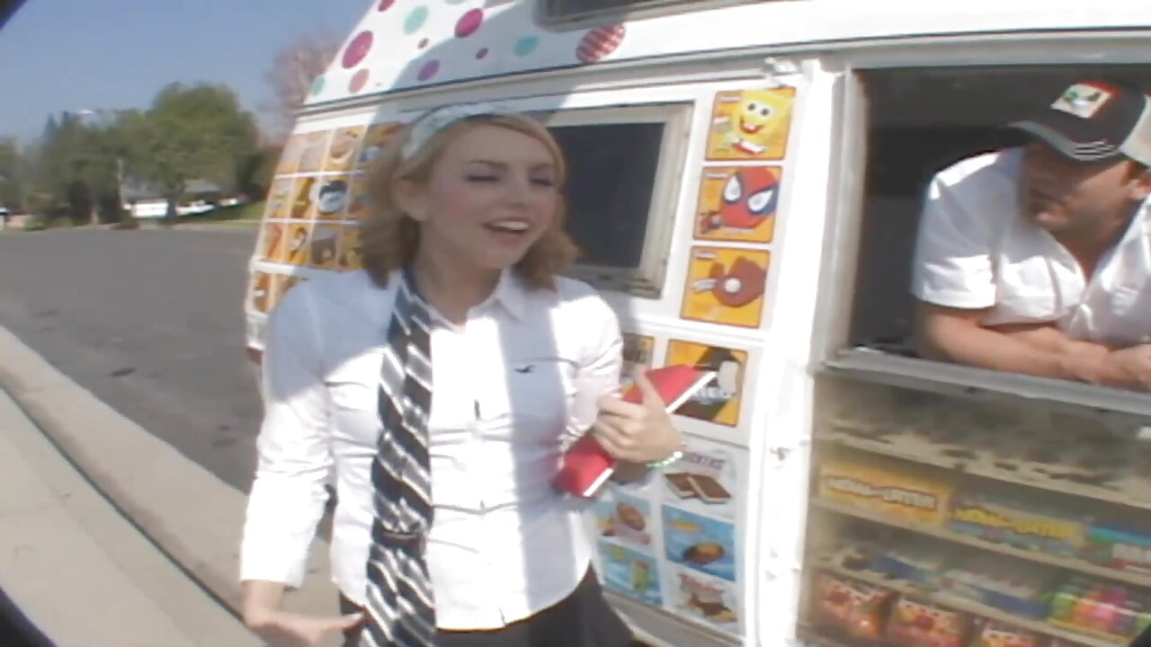 Красива мокра рожева щілина кралі очікує широко відкритого для гігантського жердини