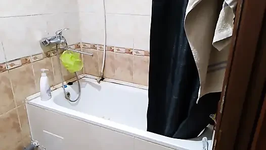 Zu sehen, wie meine Stiefschwester sich wäscht und ihr nasser Körper sich formt.