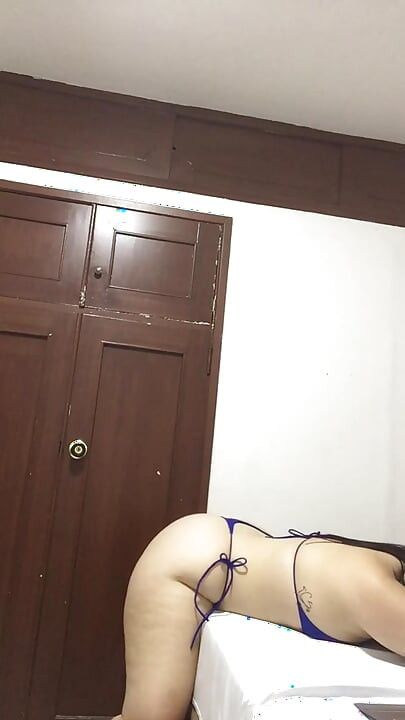 I dance sexy and end up in great orgasms with my vibrator.