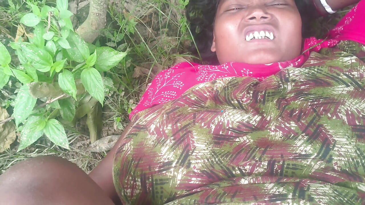 Bhabhi ko jungle mein le jakar chudai ki outdoor