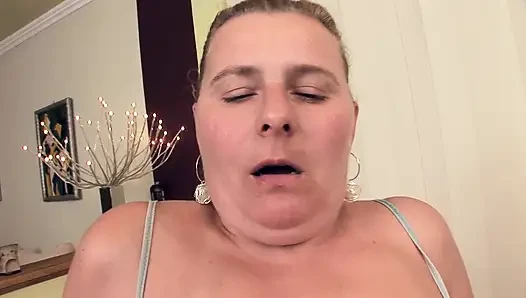 Orta yaşlı seksi kadın amcık yalamanın tadını çıkarıyor ve sonra sikiliyor ve ağzına boşaltıyor