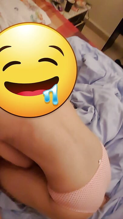 Arap kız sakso çekiyor ve ağzına boşalıyor