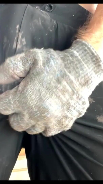 来自“直筒建设者在工作时变得饥渴，并撸管他的大鸡巴！很多精液！呻吟”