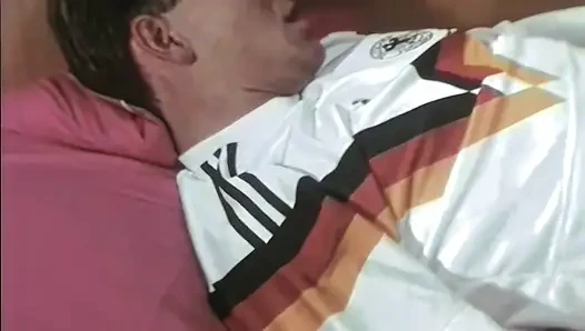Maid Moana wird vor dem Spiel von einem deutschen Spieler verprügelt