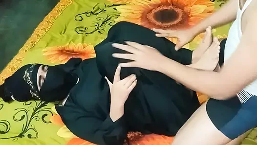 Gadis berhijab dengan burqa tertarik untuk berhubungan seks