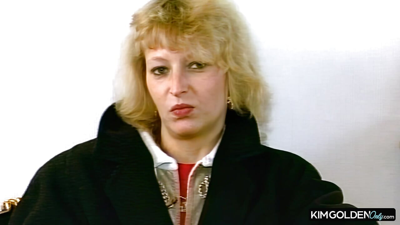 Blonde Verfuehrerin mit gigantischen Dildos