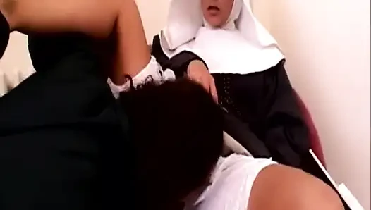 Büyük götlü esmer Alman ateşli anne fetiş sahnesinde anal sikiliyor