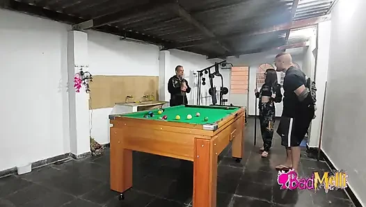 Играю в бассейне обнаженным с моим бойфрендом и моим свекрами
