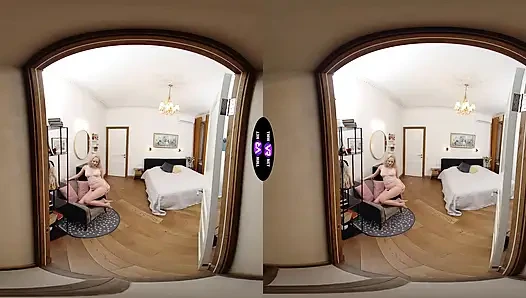 Sara bork neckt ihren mann mit einer heißen preparty-strip-show - teenMegaWorld
