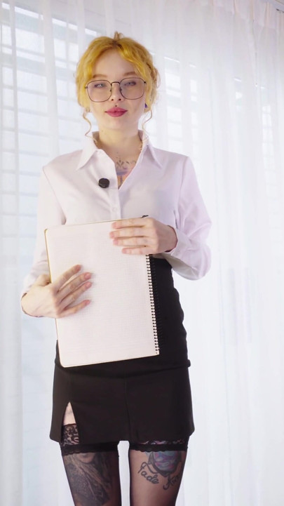 The Secretary Seduced Boss and Gave Him a Blowjob Instead of a Report