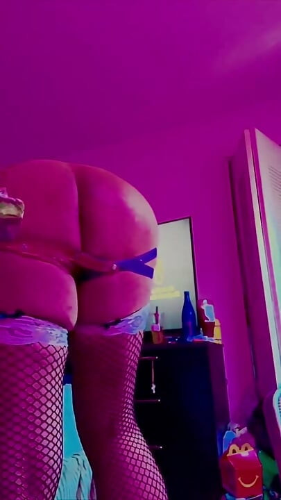 Sissy se igra sa samom sobom