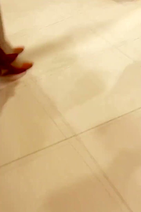 Shoeplay und Modeling in rotem Wildleder pumpt in einem Schuhgeschäft