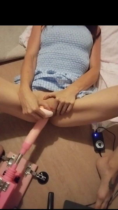 Emotionaler moment aus "Schau zu, wie ich von der fickmaschine hart geritten werde, bis ich squirte"
