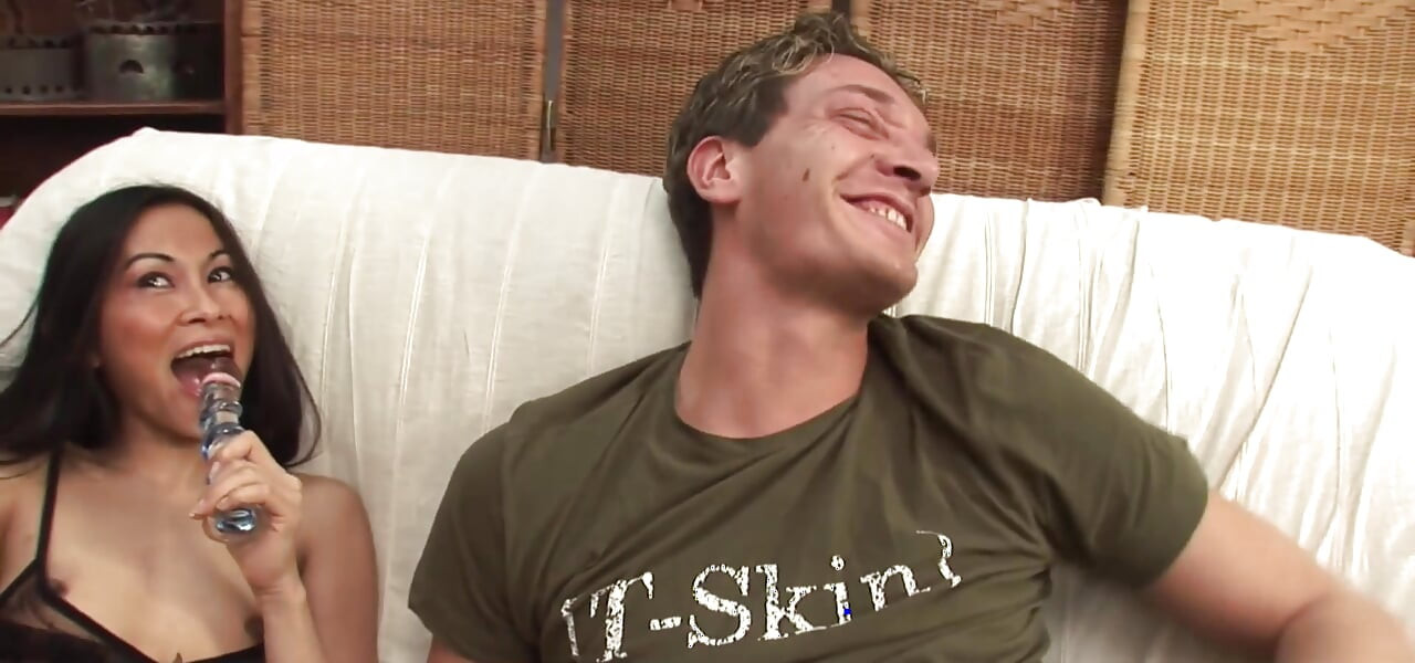 Pizda și curul asiatic sexy strâmte sunt futute adânc și umed