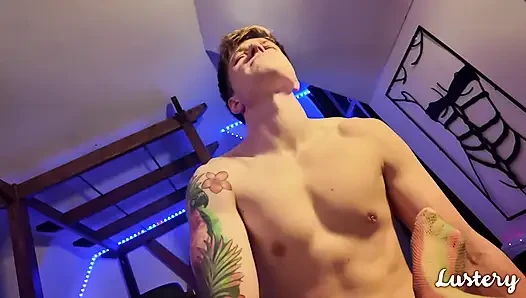 Aku ngentot babygirlku dengan nikmat, dia minta aku crot di dalam memeknya