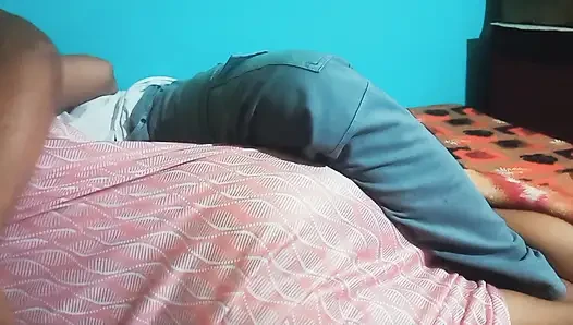 Yeni Hintli çift romantizm yaşıyor.