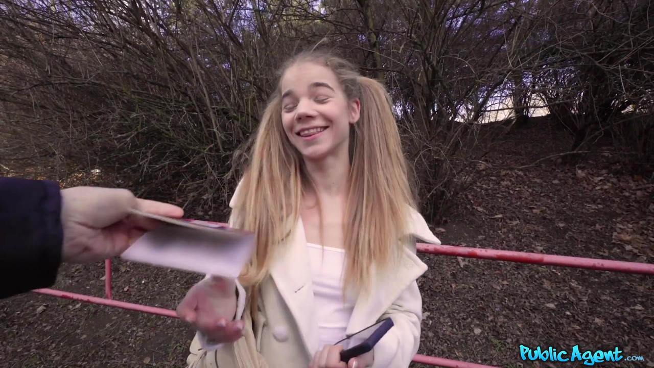 Public Agent - 娇小的西班牙18岁少女，阴户流白浆，身材苗条，在大学数学上遇到了麻烦