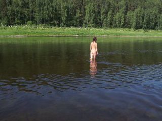 Nudo nel fiume Volga