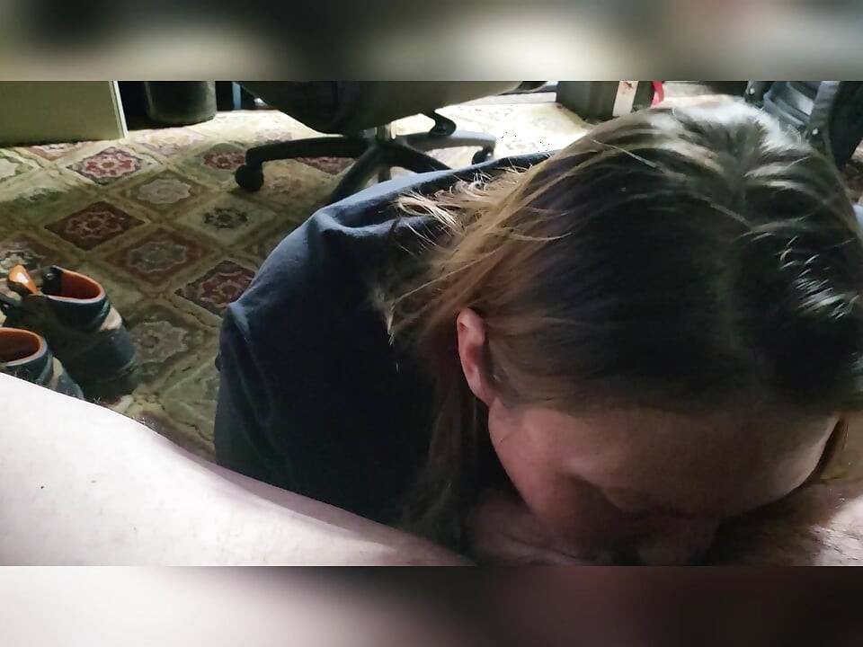 Zeița super sexy care suge pula îi călărește pula, apoi o linge sperma de pe pula lui sugând-o din nou și îl face să ejaculeze