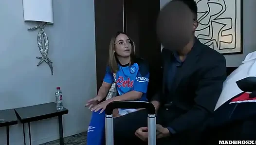 Napoli'li İtalyan hayran erkek arkadaşını aldatıyor ve özür dilemesi için götünü siktirmeyi kabul !!