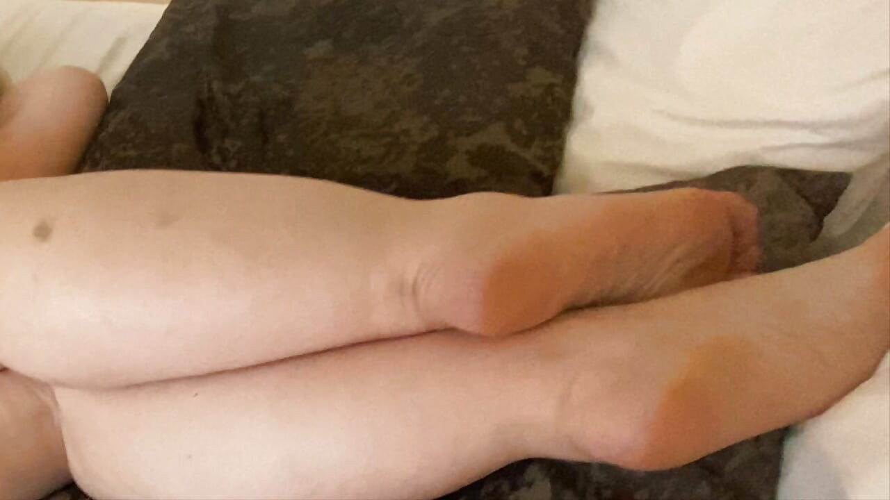 Curvy Milf Anne Marie Fucks her masseur in hotel room.