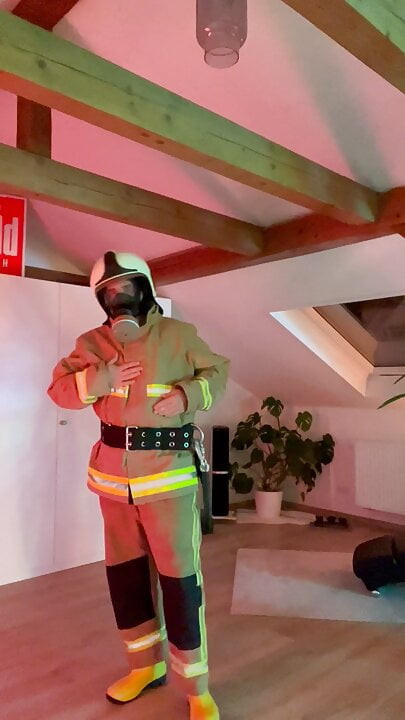 Feuerwehrmann zieht PP