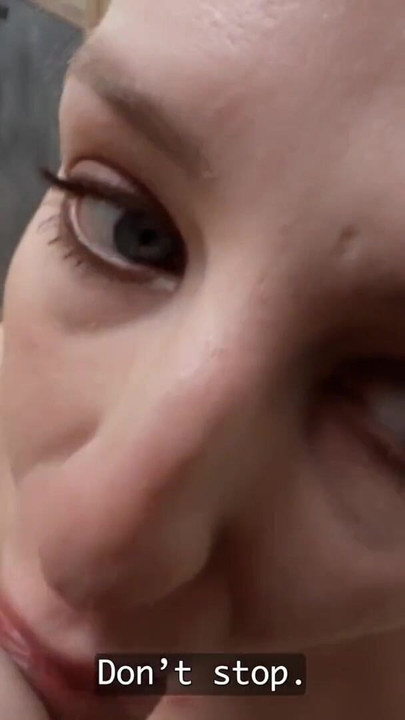 VIP4K. Il voulait qu’elle essaye sa bite directement sur le bureau | Clip 1