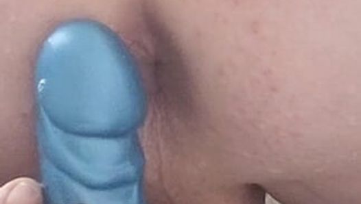 Kokhalzen, gapend, een grote blauwe dildo berijden onder de douche