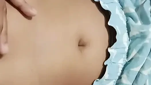 Hintli kız ilk kez sıkı amcığını gösteriyor