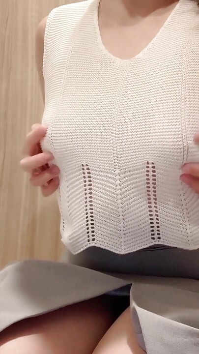 Eu brinco com minha bunda enquanto molha minha saia