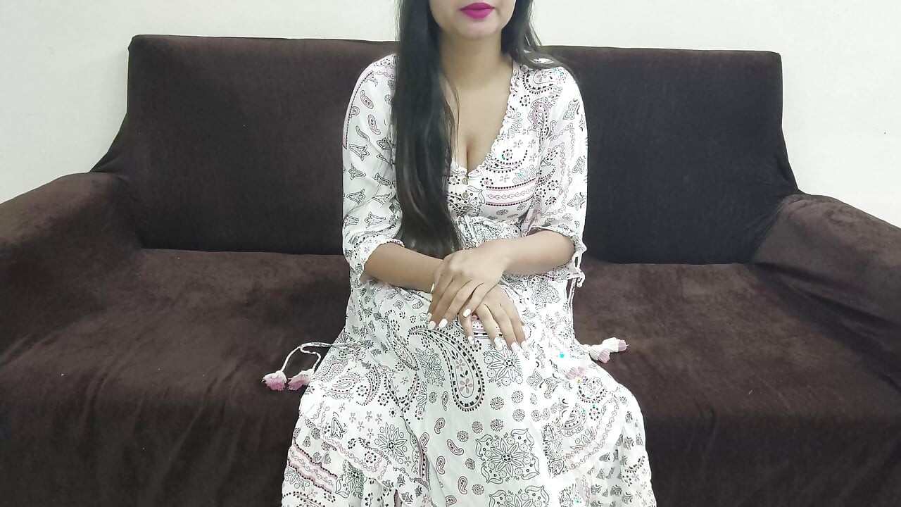 在看色情片的姐夫面前換衣服